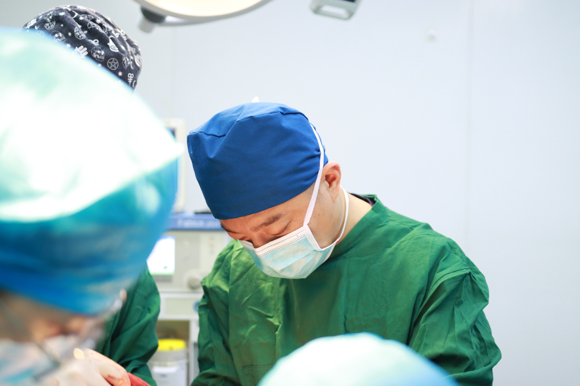 不同的乳房下垂治疗方法,因手术方法不同,所以优缺点各不相同,求美者