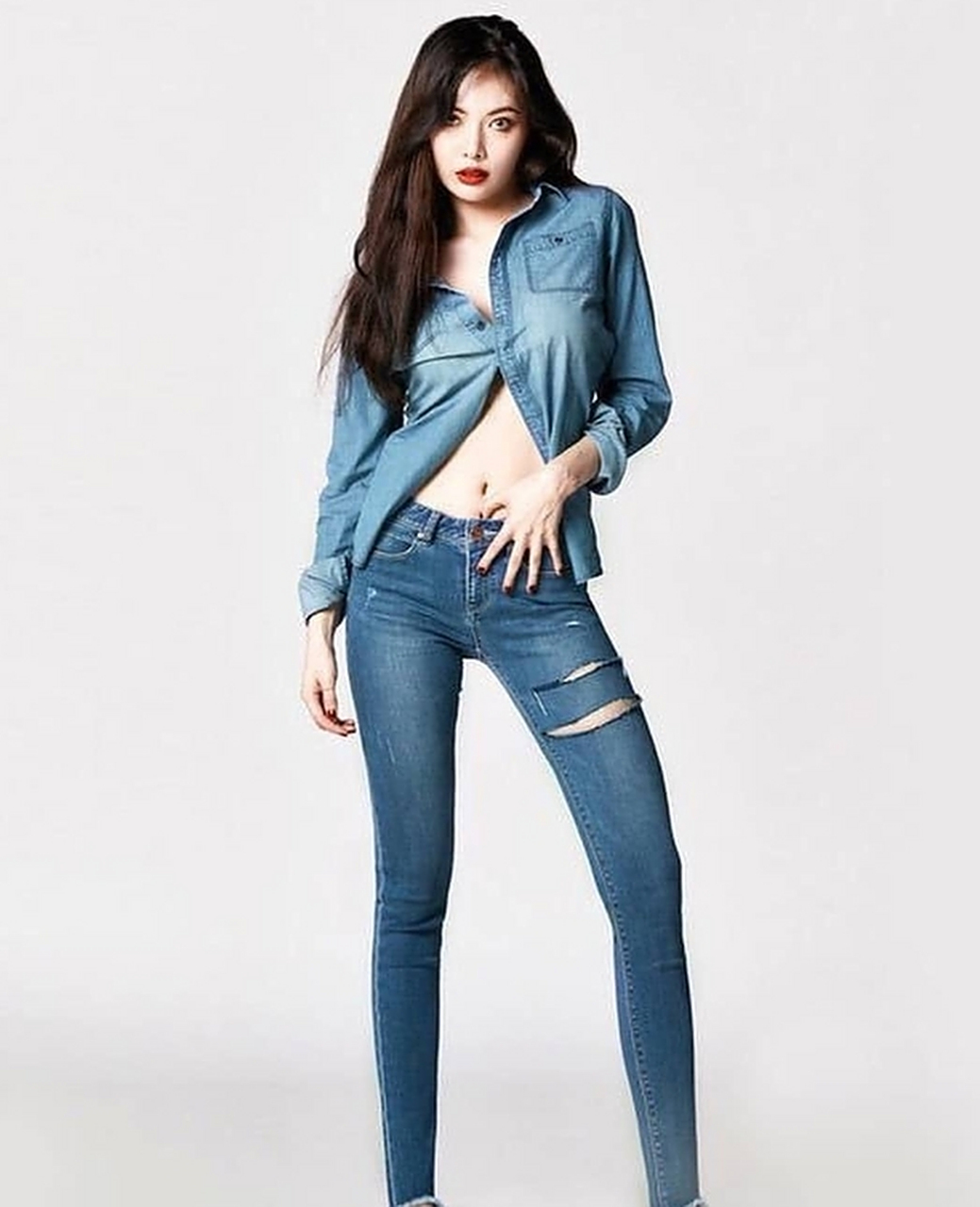 热情火辣的#金泫雅# 身穿紧身牛仔裤,修长美腿,勾人魂魄,性感妖娆的