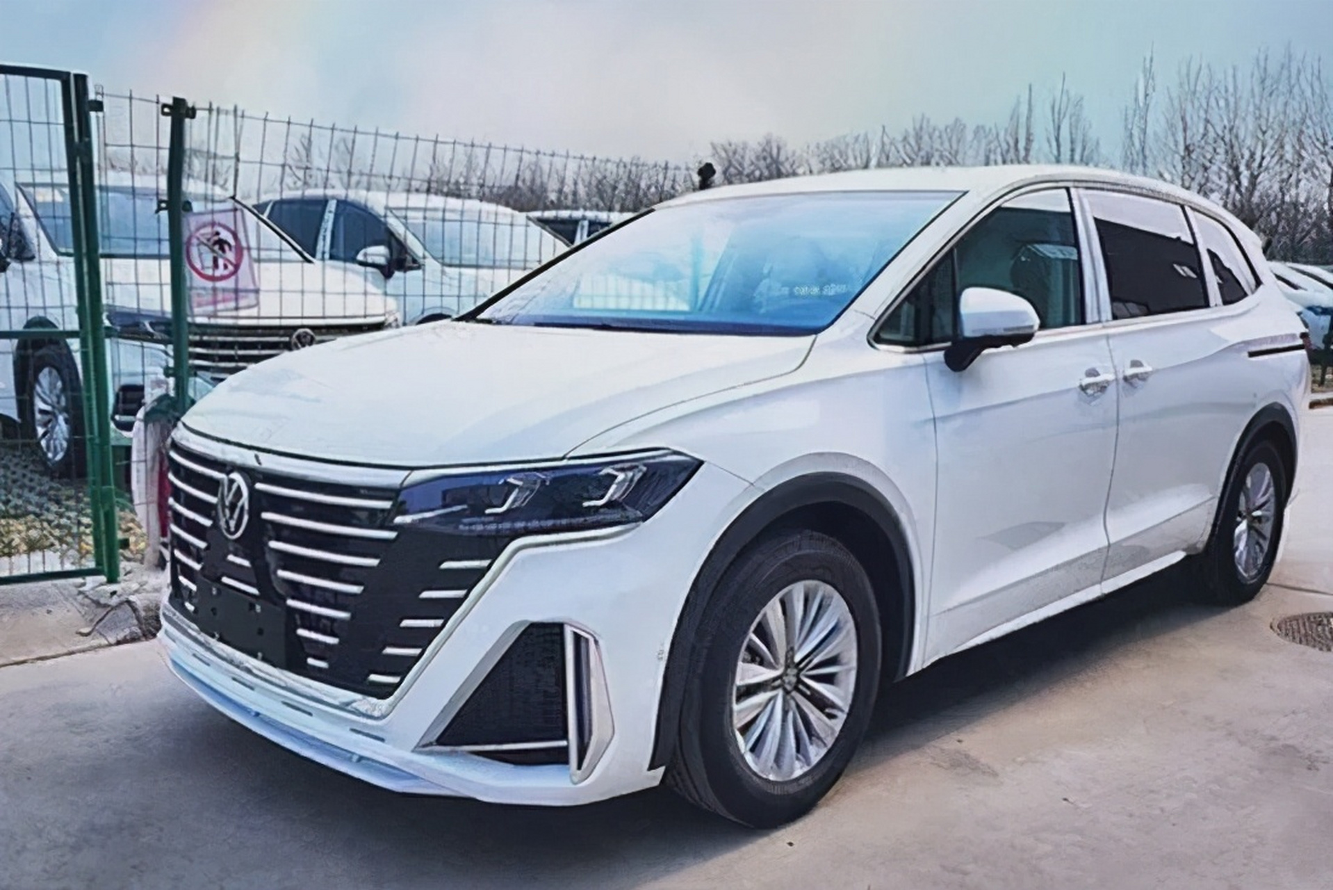 【疑似新款大众威然实车曝光】近日,我们从相关渠道获取了一组疑似