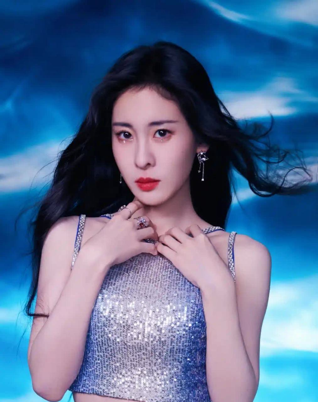  张碧晨>脸确实很长,不过好在五官精致,面部比例也很和谐.[微笑]