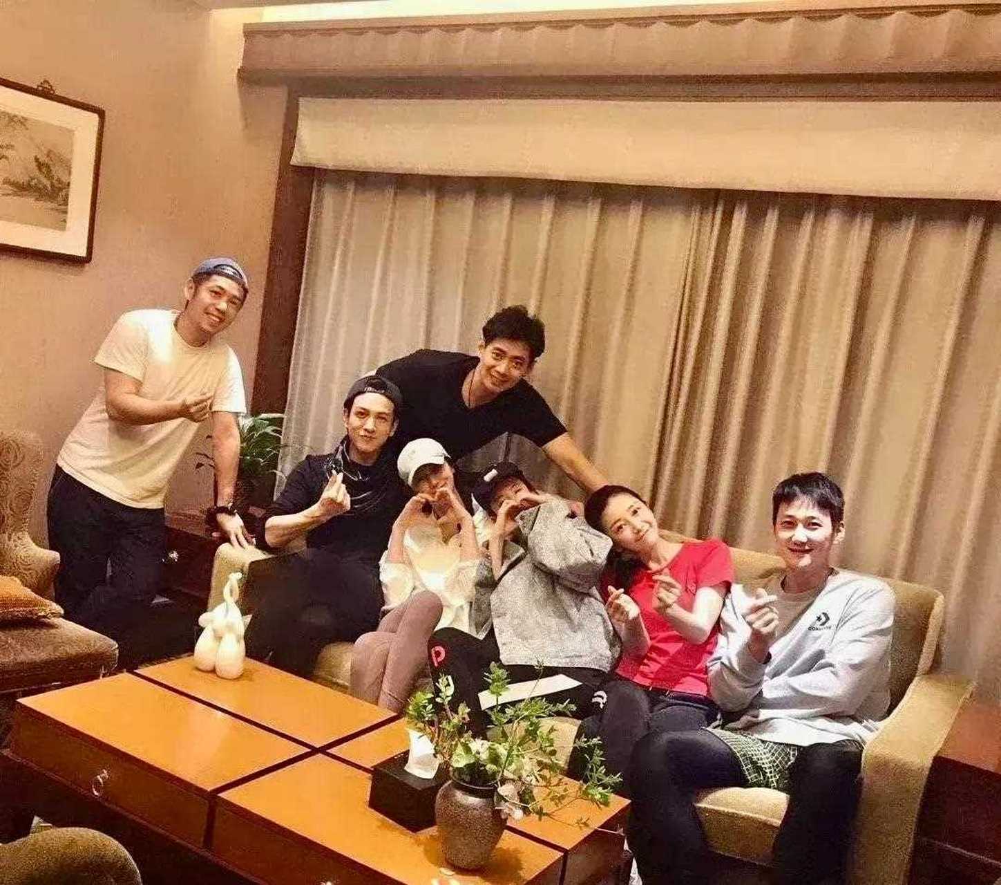 刘亦菲的同学聚会,红色短裙的同学是不是倒插生?还是走错班了?[得意]