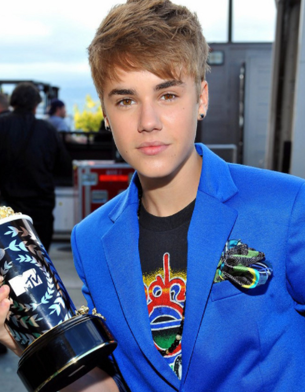 贾斯汀·比伯与好友聚餐 轻松驾驭寸头造型潮酷十足