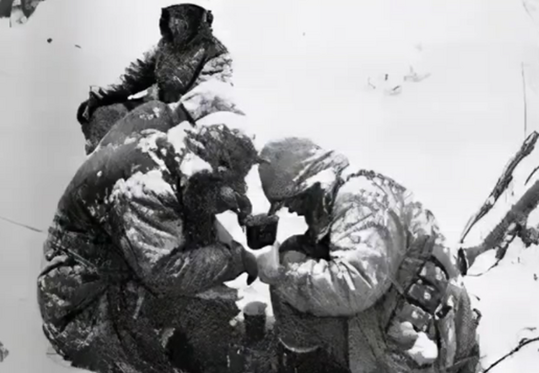 长津湖边冰雕连:零下40度趴雪地埋伏,冻亡时仍端枪盯着敌人方向