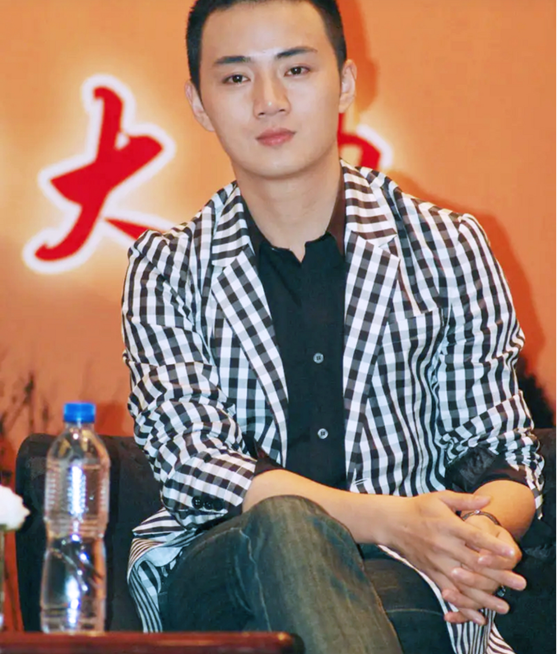 余少群是戏曲演员,因清秀的长相,绝佳的气质和扎实的功底,他被陈凯歌