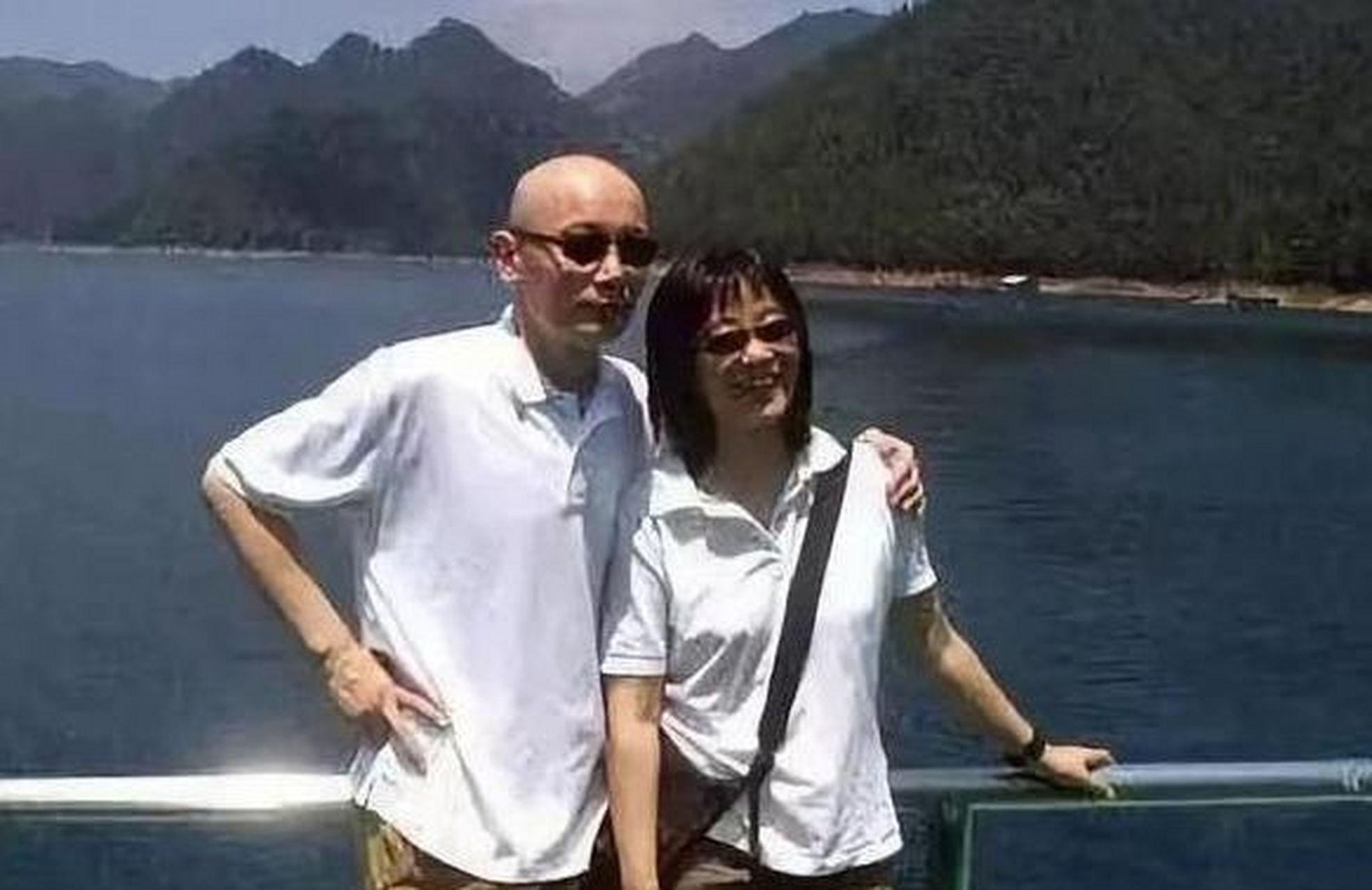 葛优小时候,著名的黄健中导演就住在他家对面,为了给妻子补身体