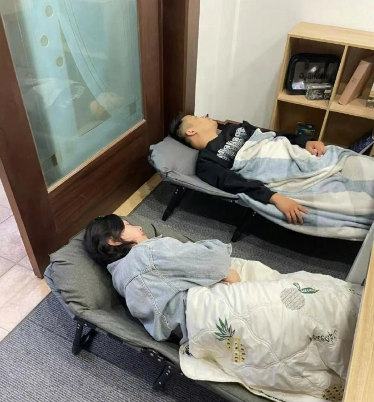 敢在公司这样睡觉的都是社牛吧