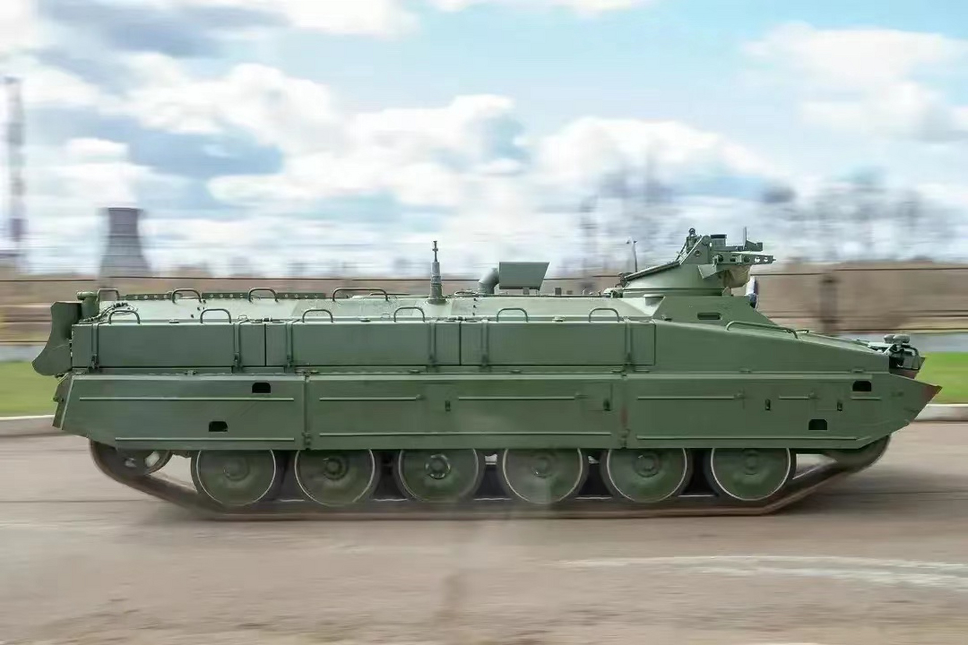 快讯:俄乌战场上,双方都在大量攒机,使用mt-lb装甲牵引车底盘,加装