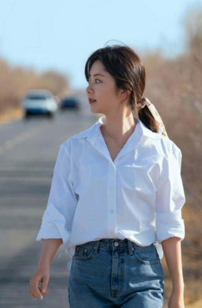 谭松韵身穿白衬衣搭配牛仔裤,清新简约,优雅甜美