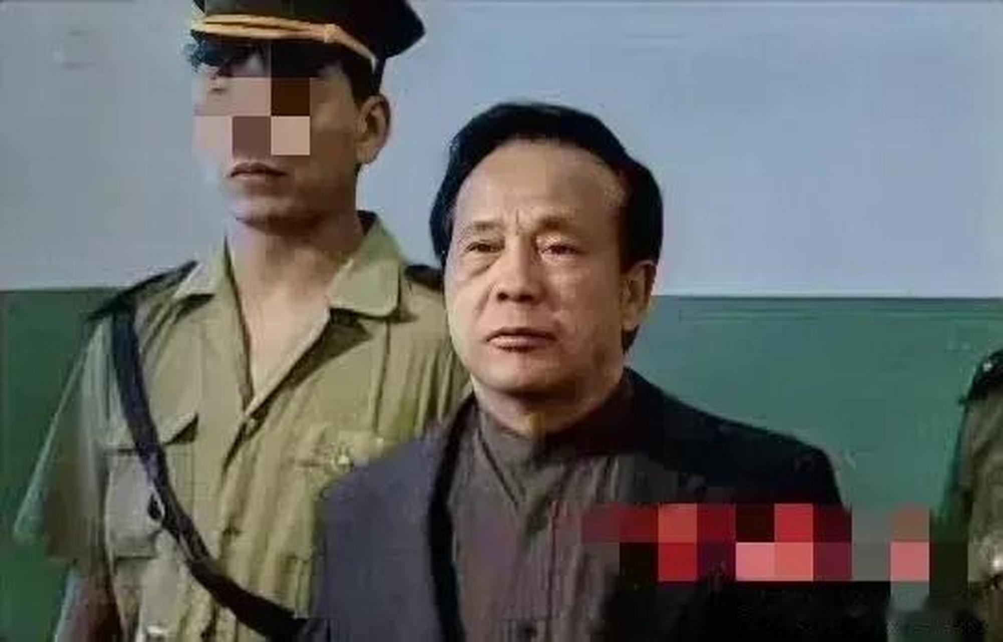 2000年,成克杰被执行死刑前,照片中的他穿着黑色西装,一平头.