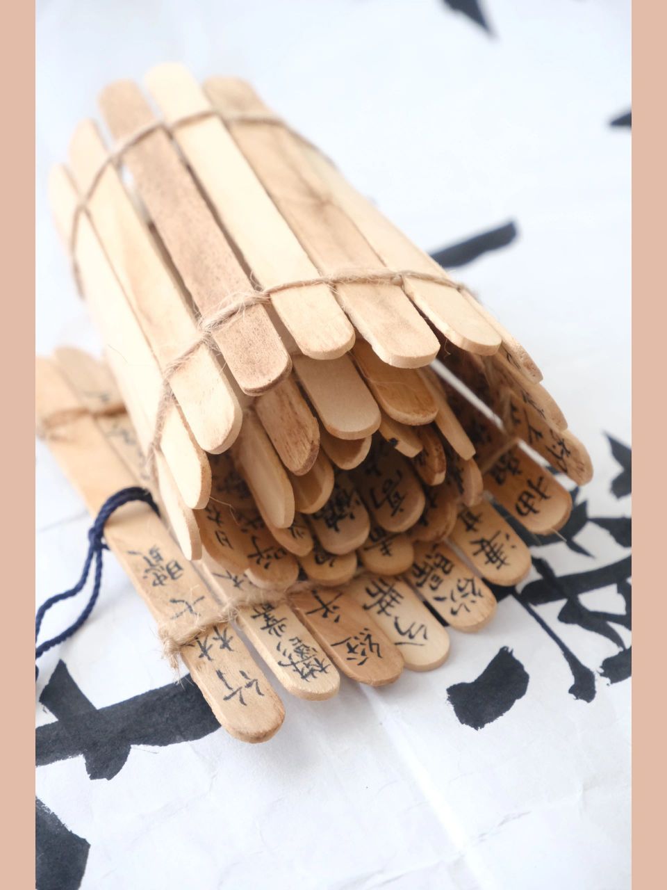 这些精致的竹简为我们提供了深入了解古代文化和传统价值观的机会,真