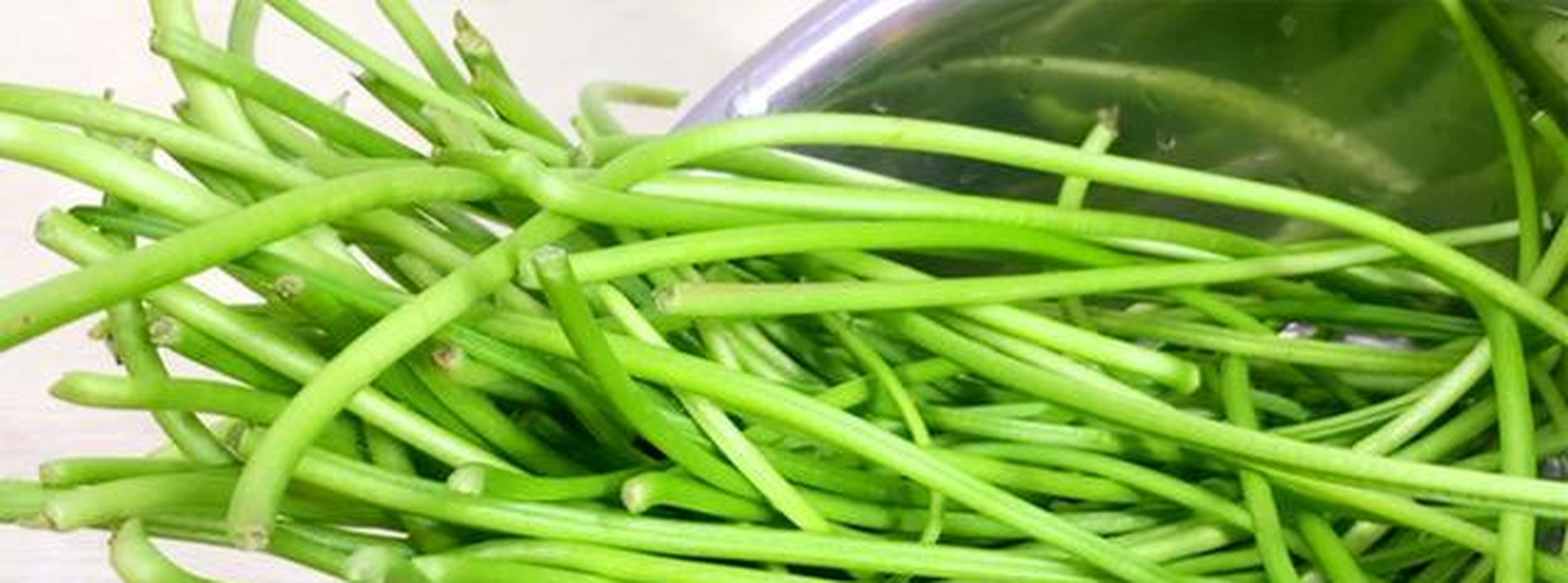 清炒红薯梗需要准备的食材:红薯梗,大蒜,蚝油具体做法:1,红薯梗清洗