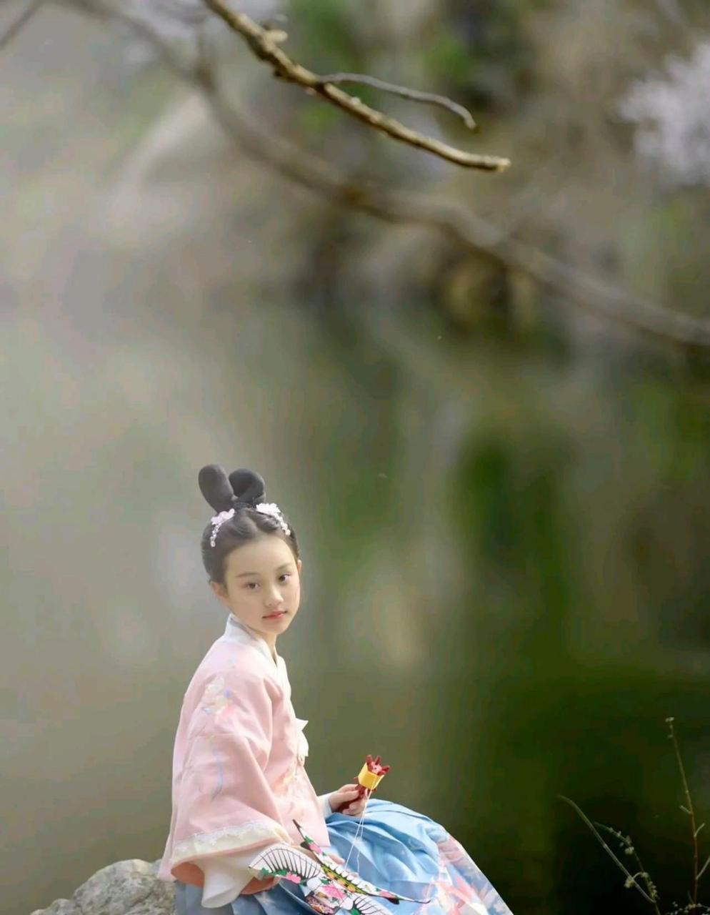 甜馨,长大了,湖边古装照