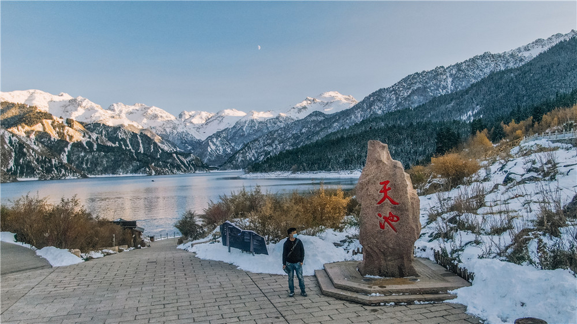新疆天山天池亭子图片
