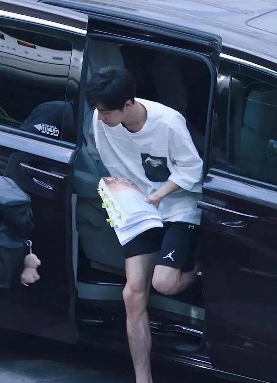 内娱顶流肖战的腿毛长,这个很多人都已经知道了,没想到新晋顶流王鹤棣