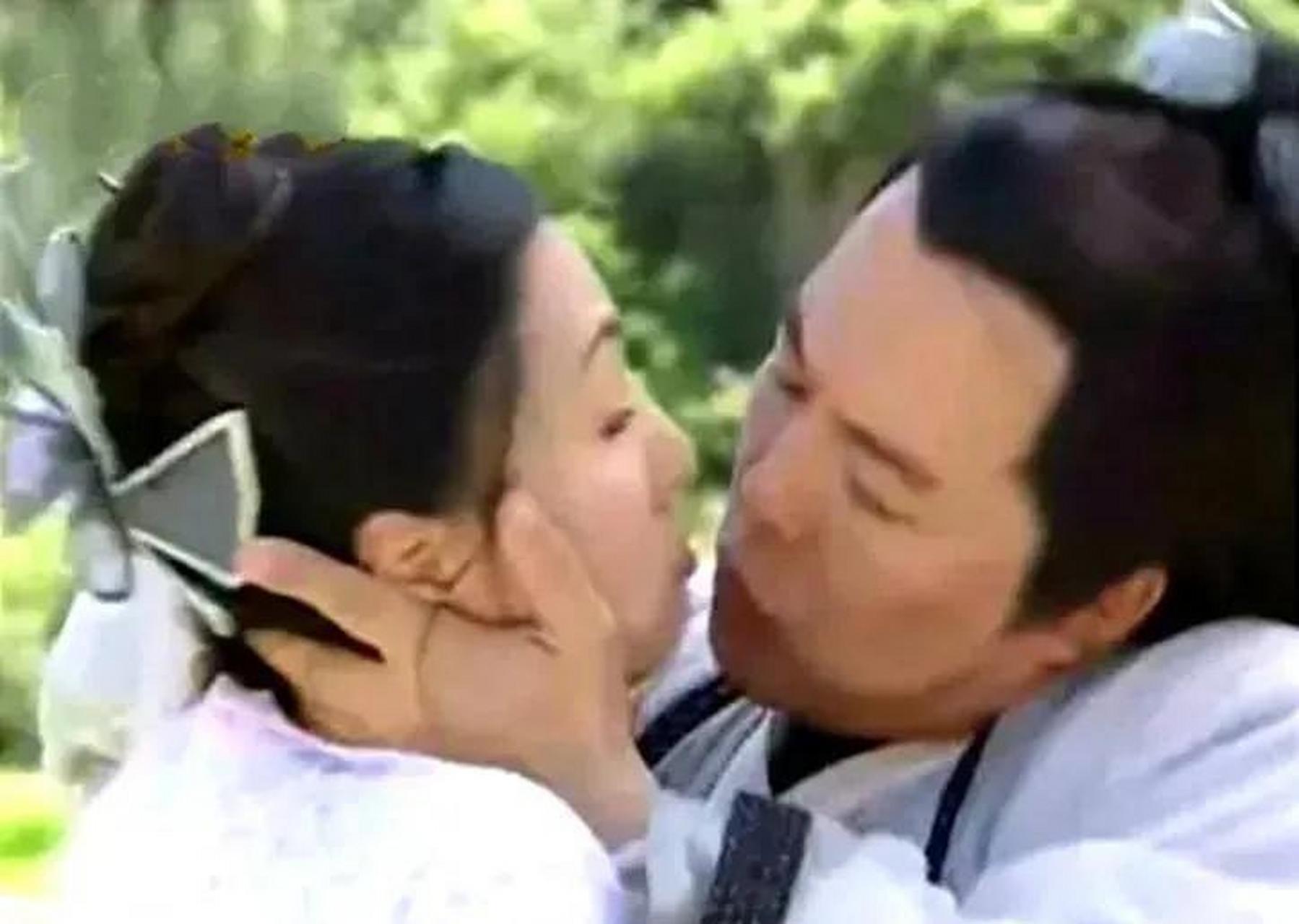 张铁林与陶虹 拍吻戏的过程中,导演喊,咔,咔,咔喊了半天,但是张铁林