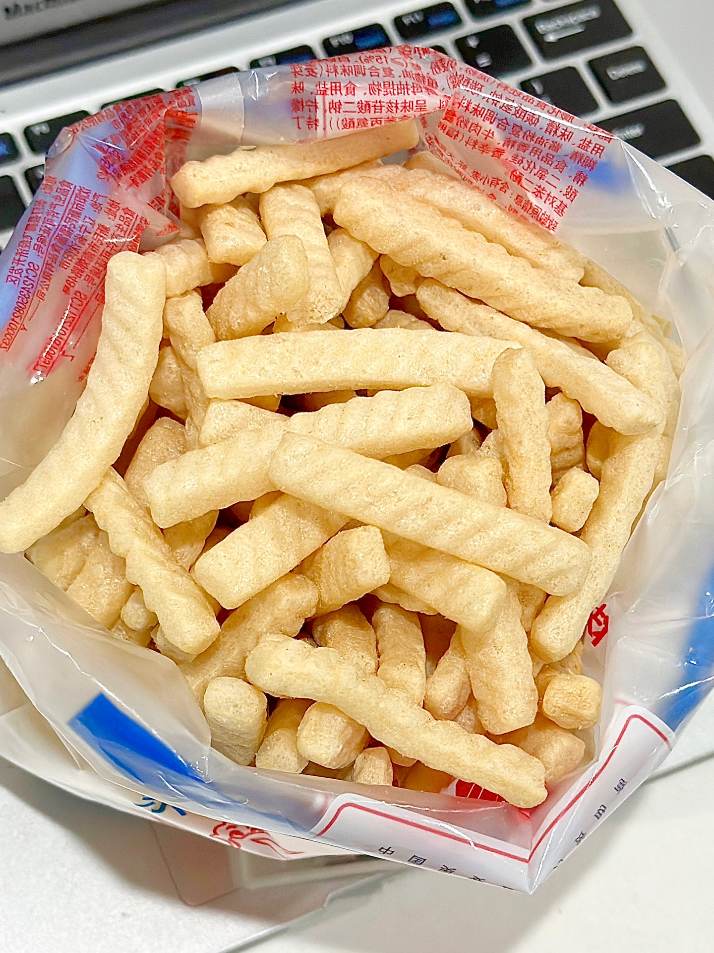 家庭号的虾条!抱着看剧超过瘾啊! 酥酥脆脆的,味道很鲜!