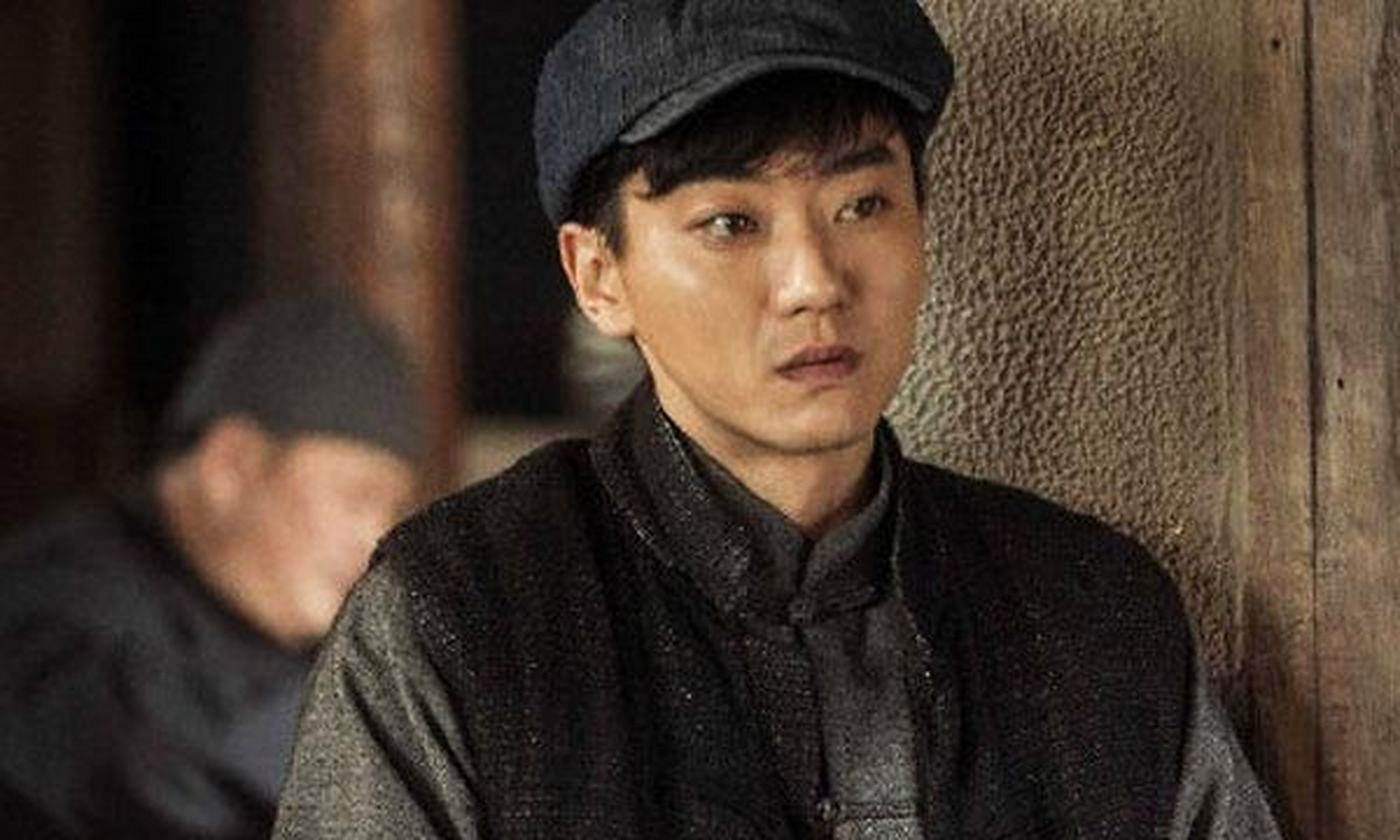 陈月末是陈宝国的儿子,一心想要进入演艺圈,此次参演《老酒馆》并非是