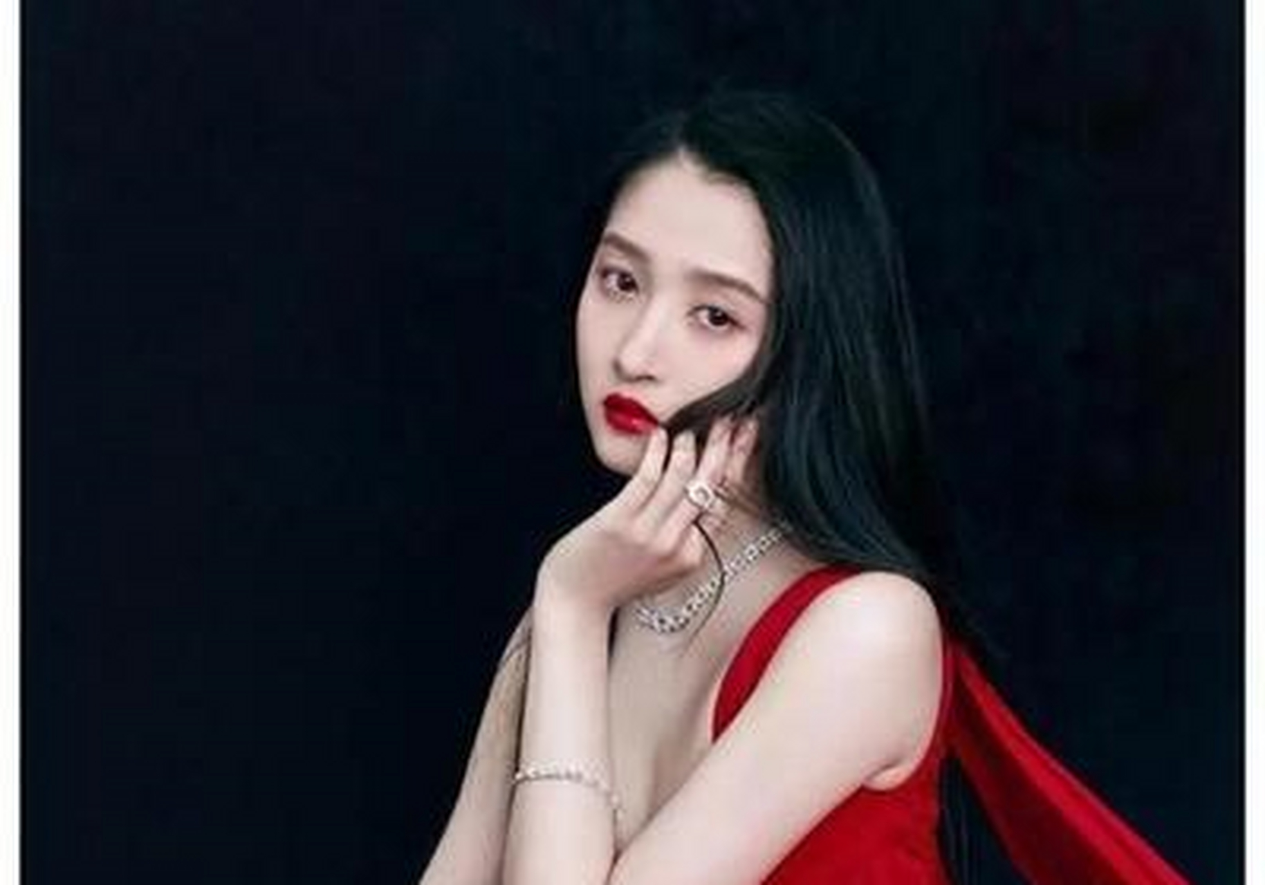 关晓彤低胸开衩长裙,修长美腿性感诱人,难怪鹿晗离不开她