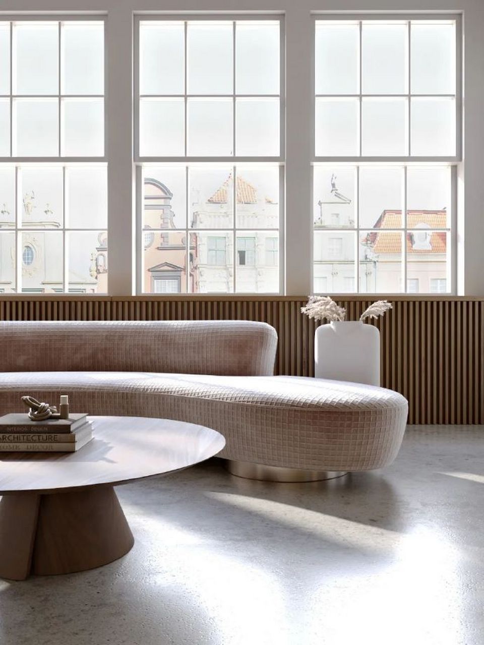 阳光照射进窗户,宽敞明亮的房间被温暖的摩洛哥风包裹着.