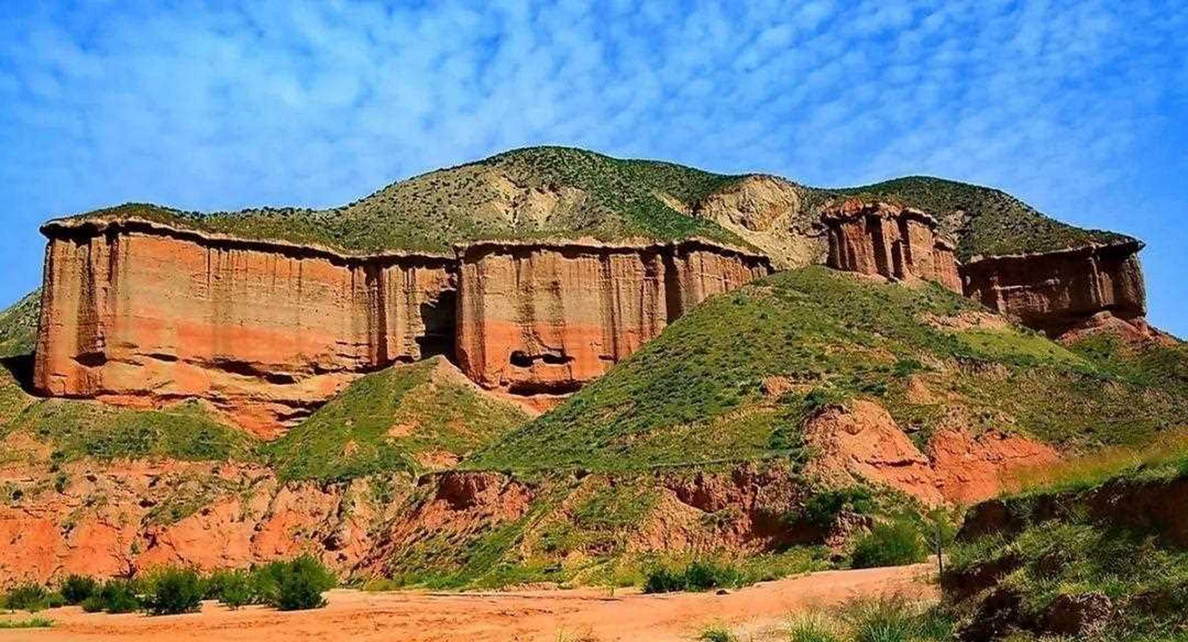 说起甘肃丹霞地貌,很多人首先会想到的就是张掖,但是大家都不知道其实