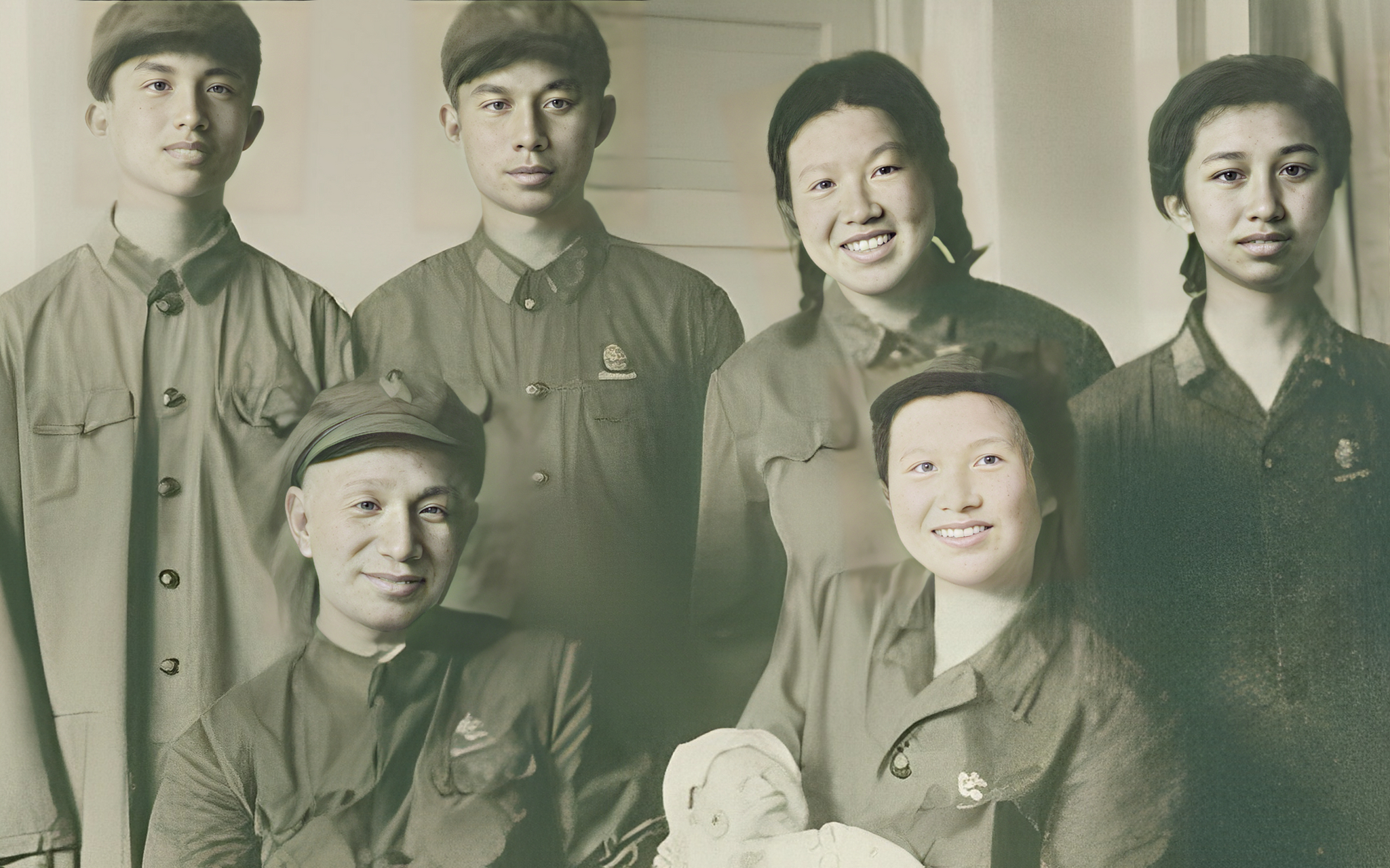 脱下军装的粟裕将军与儿孙们一起享受天伦之乐,这也让他更加开心!