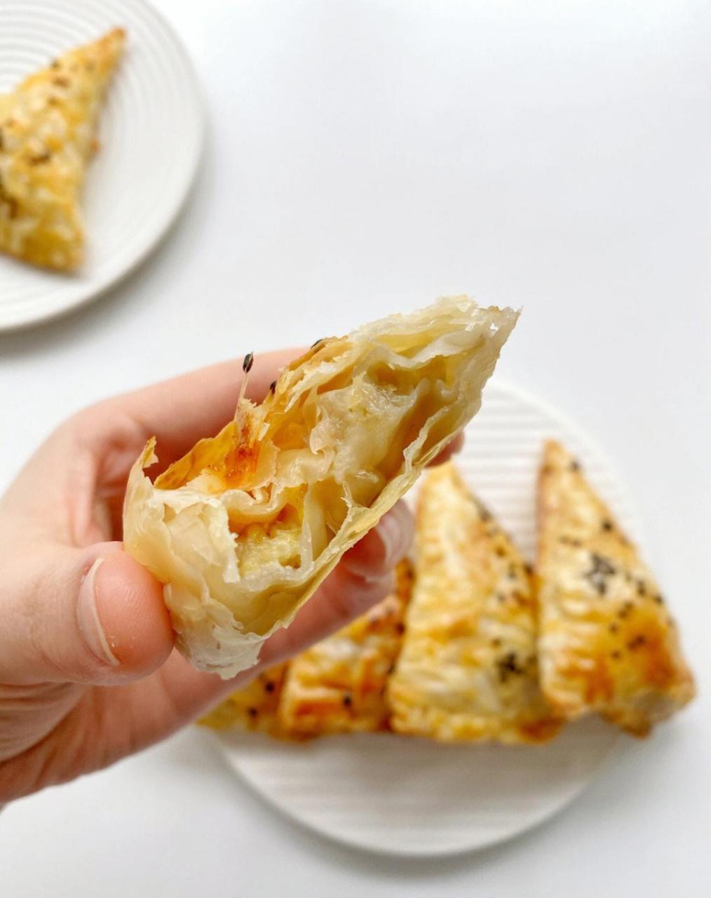 手抓饼香蕉派94酥脆香甜味道绝了[比心][鸡蛋] 万能的手抓饼快餐又