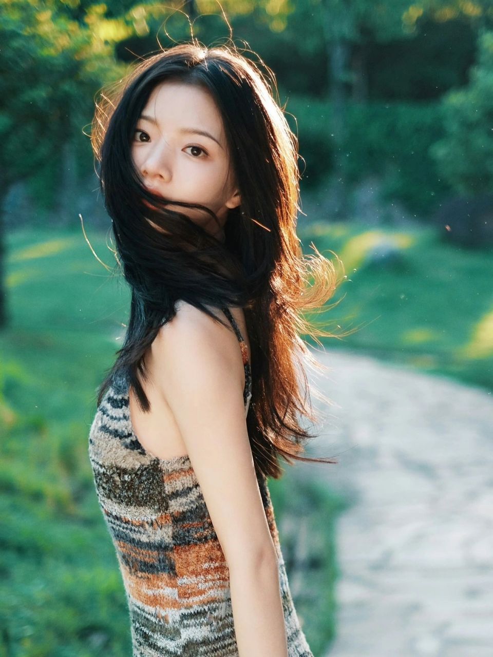 任敏|油画裙也太适合度假了吧 任敏更新穿搭,身穿油画裙 这条裙子真的