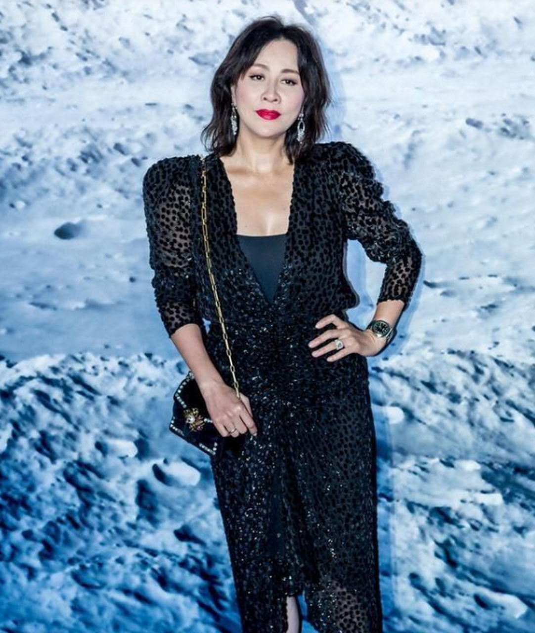 54岁的刘嘉玲穿抹胸连衣裙外搭亮片外套,轻松穿出时尚干练,显露出成熟