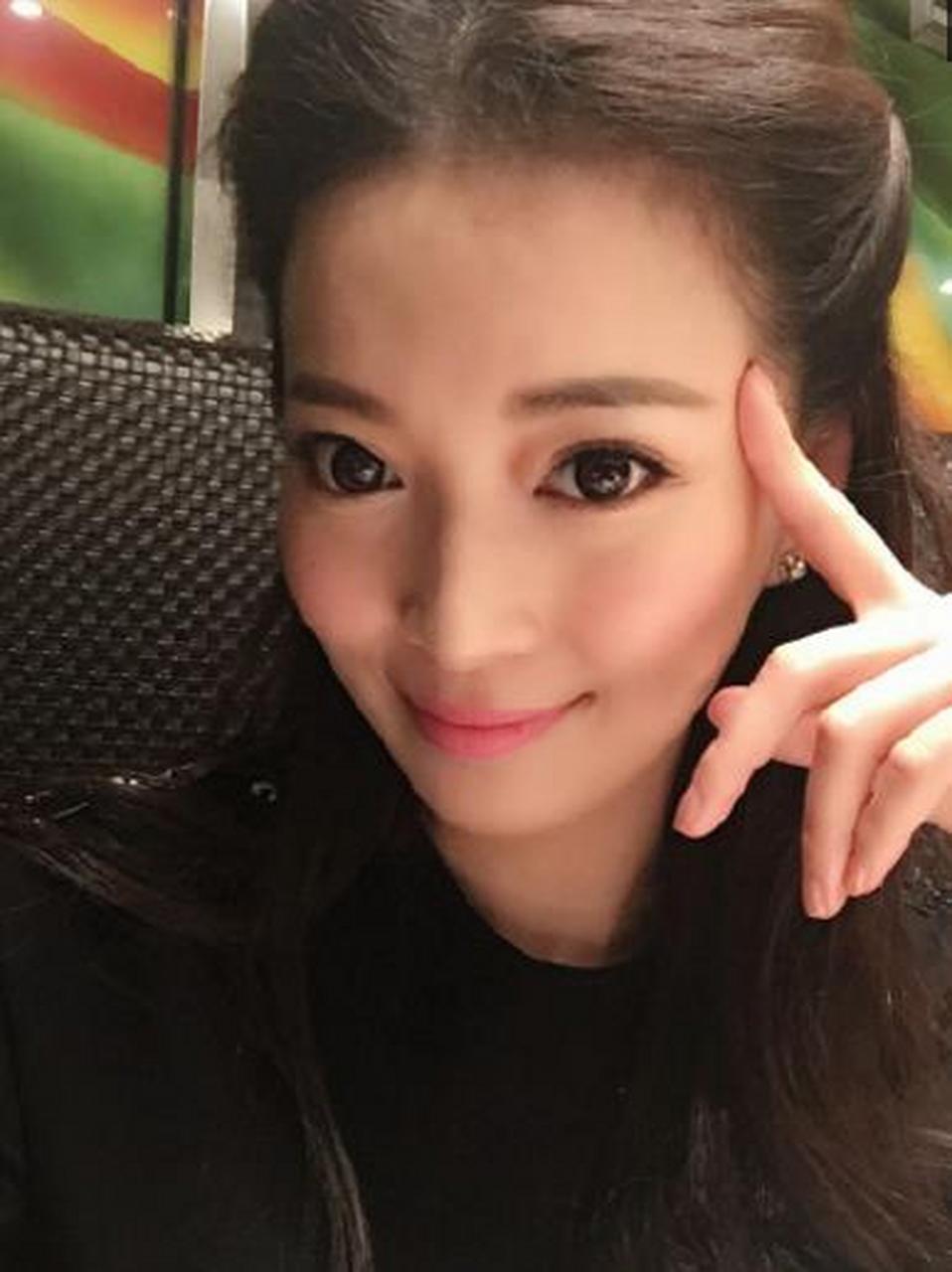 上海时尚女主播伊琳被儿子嫌凶 与小姐姐合影仙气足