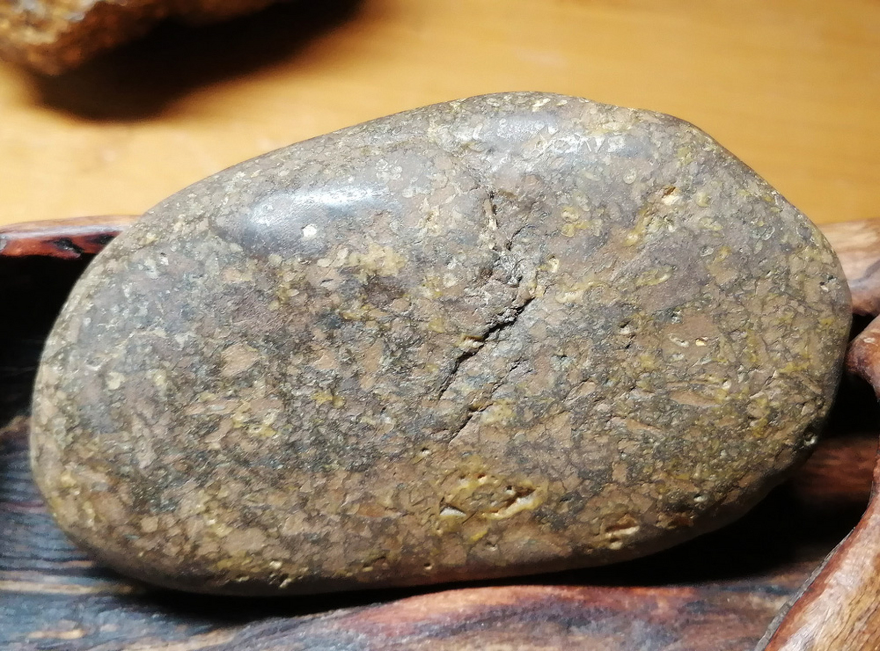 河滩上发现的一块石铁陨石,石身由金属和橄榄石球粒混合而成,具有较强