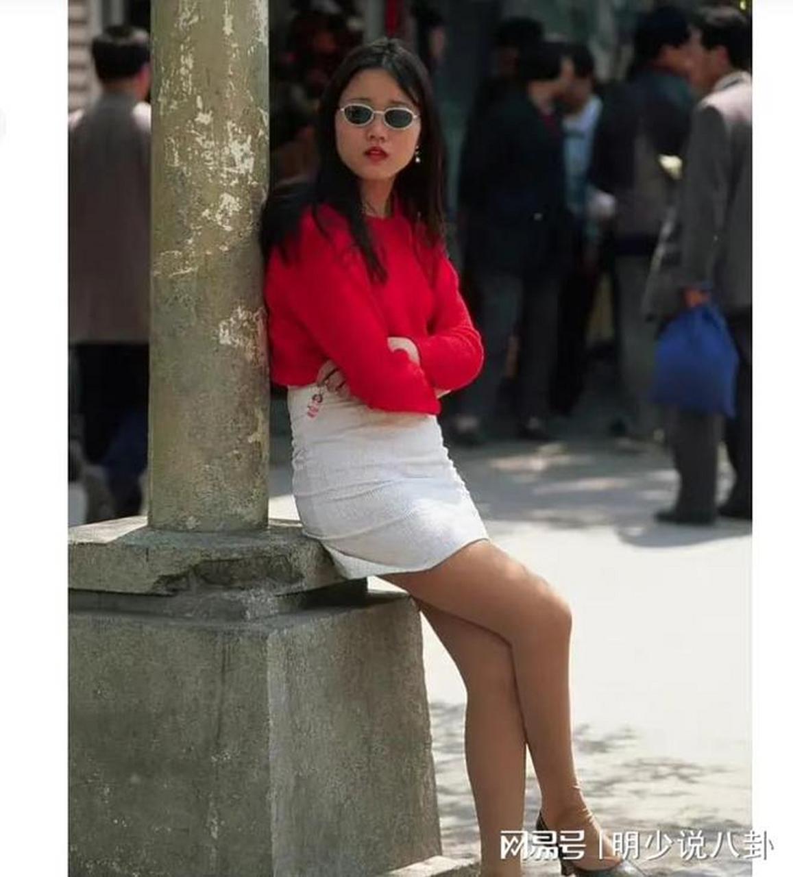 1997年,北京的王府井街头,有一位衣着光鲜的年轻女子吸引了不少人的