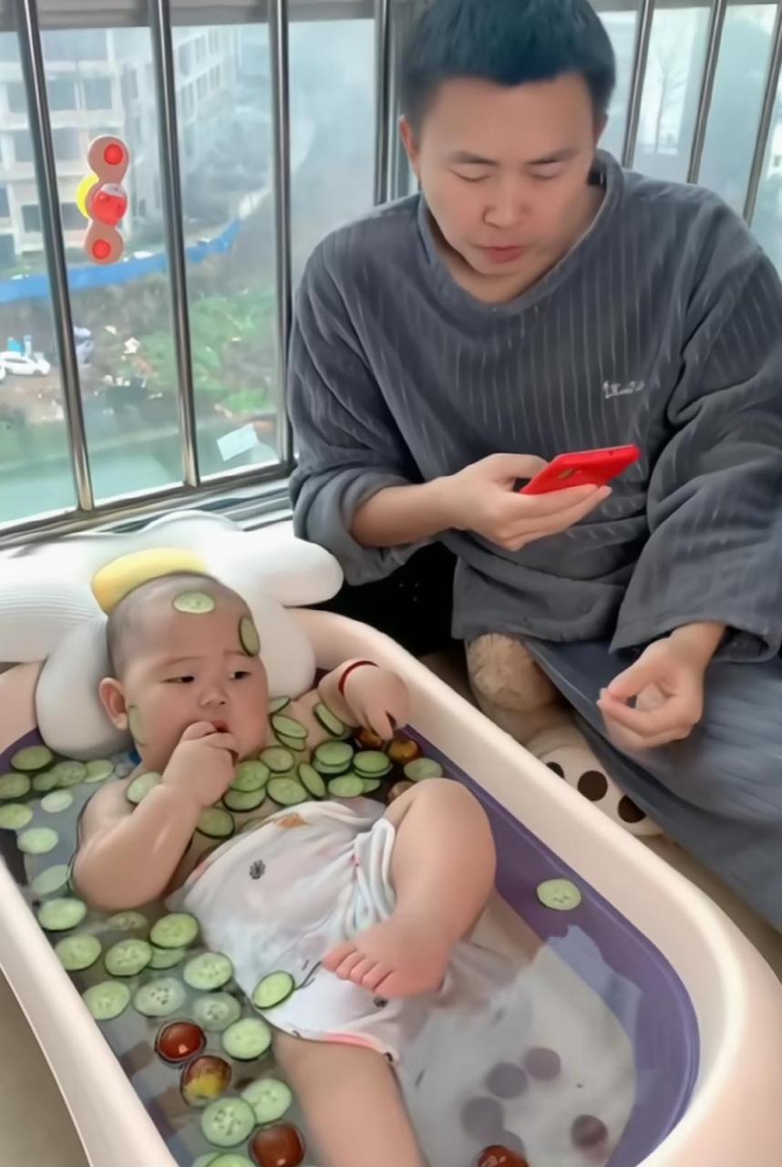 爸爸带娃,妙招多多,有同款爸爸吗? #趣图搞笑