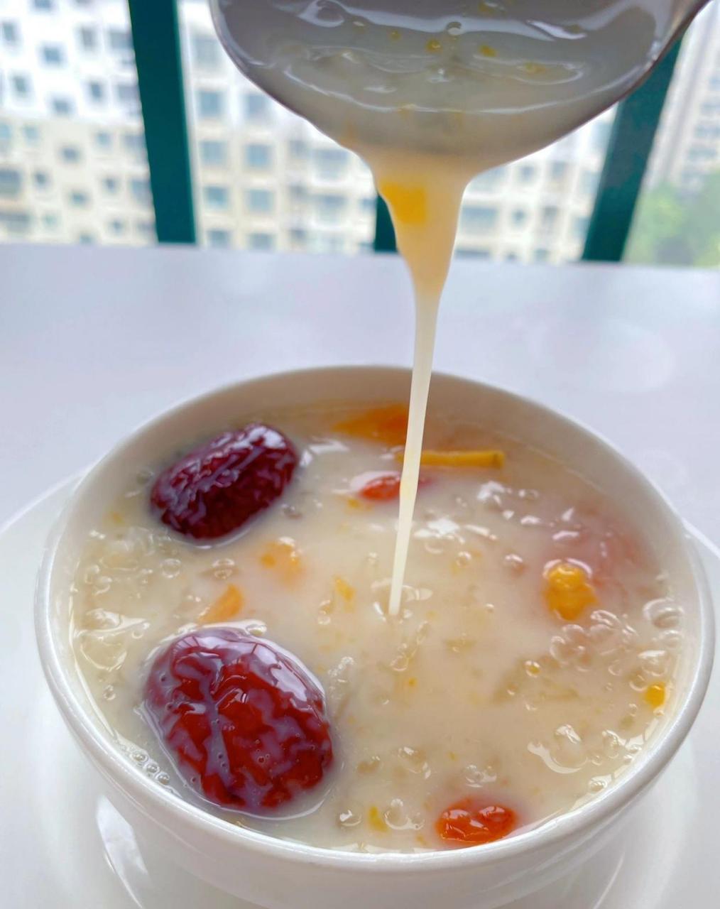 木瓜牛奶银耳羹 食材:银耳木瓜牛奶枸杞冰糖红枣 做法:1银耳提前泡发