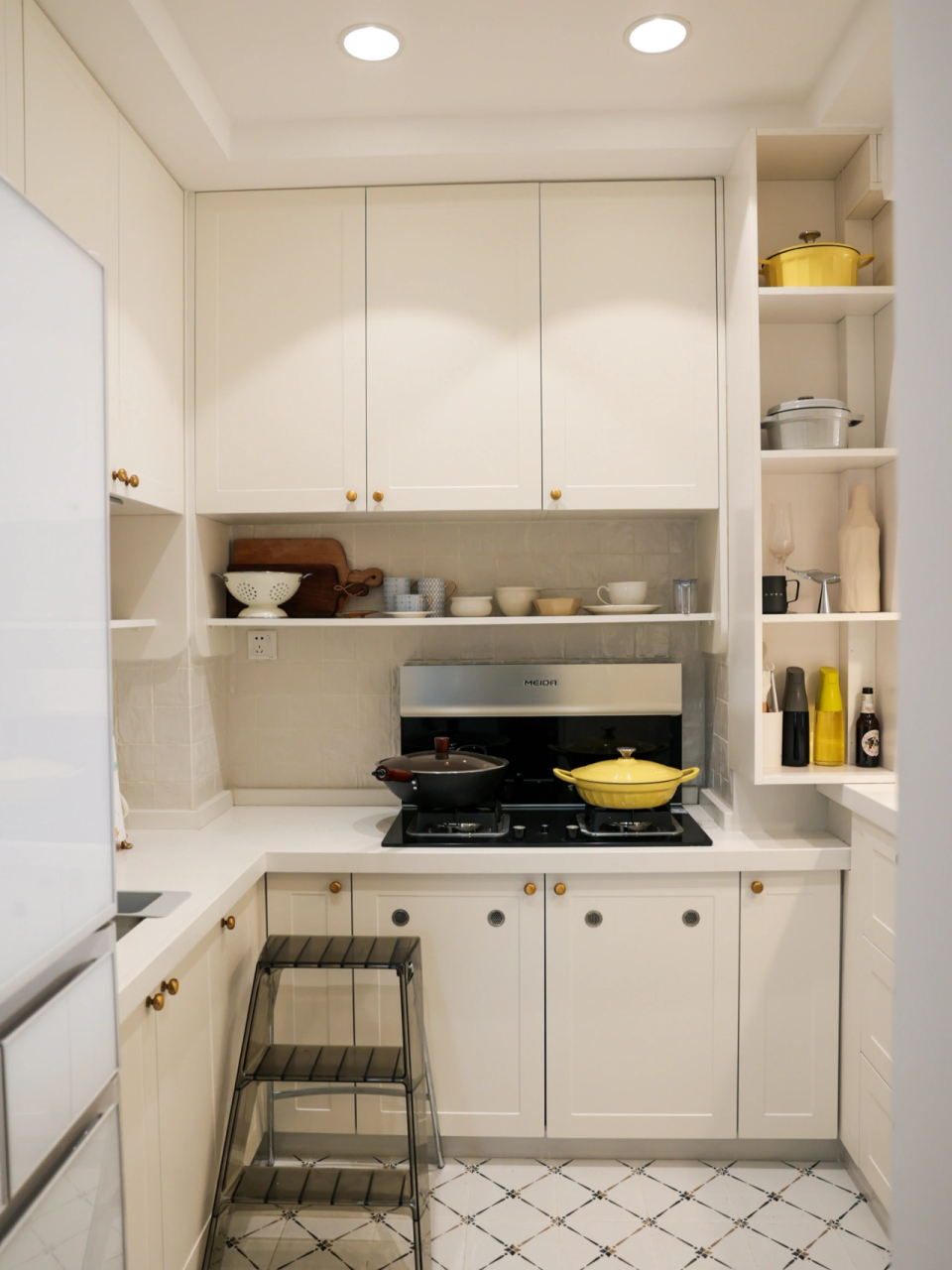 值得拥有吧台   一个人独居的家也应该充满生活气息,厨房一定要美,也