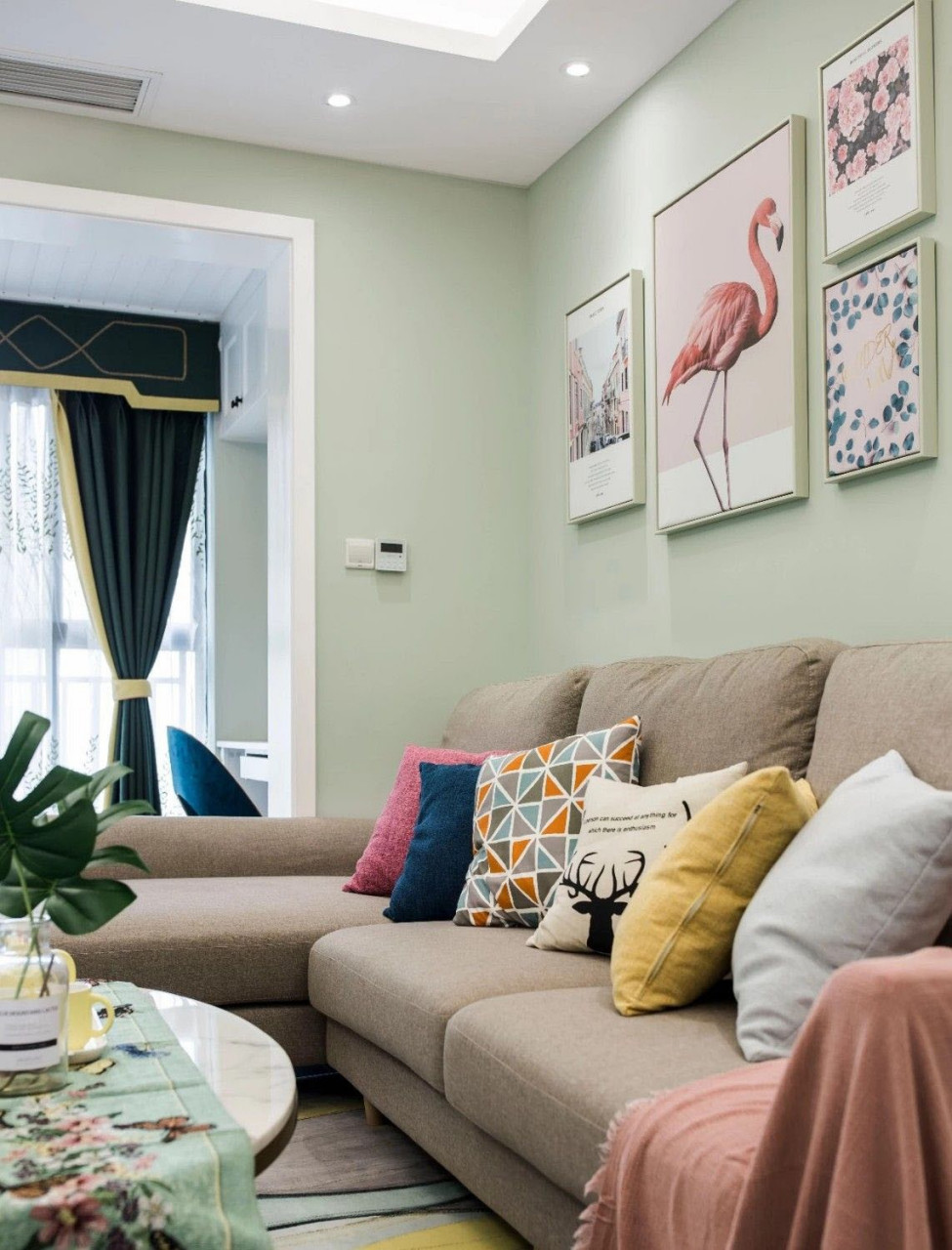 武汉装修# 客厅浅咖色布艺沙发,搭配彩色抱枕显得活泼灵动.