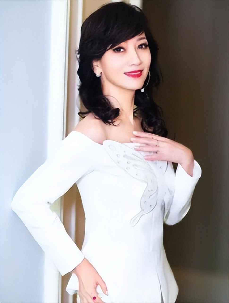 68岁赵雅芝骑摩托!涂大红唇戴皮手套,双脚跨开撑地好霸气