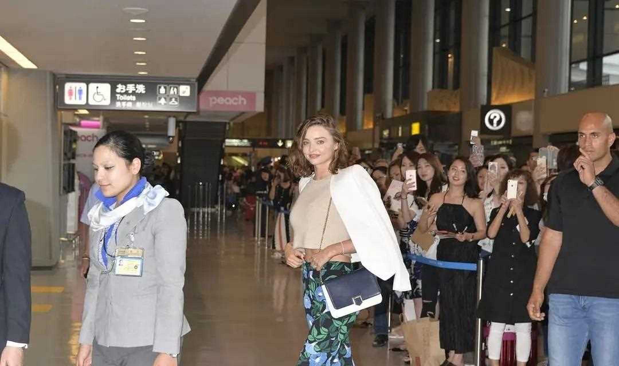 超模米兰达·可儿的机场街拍,偶遇粉丝要签名合影,可儿生图的颜值也