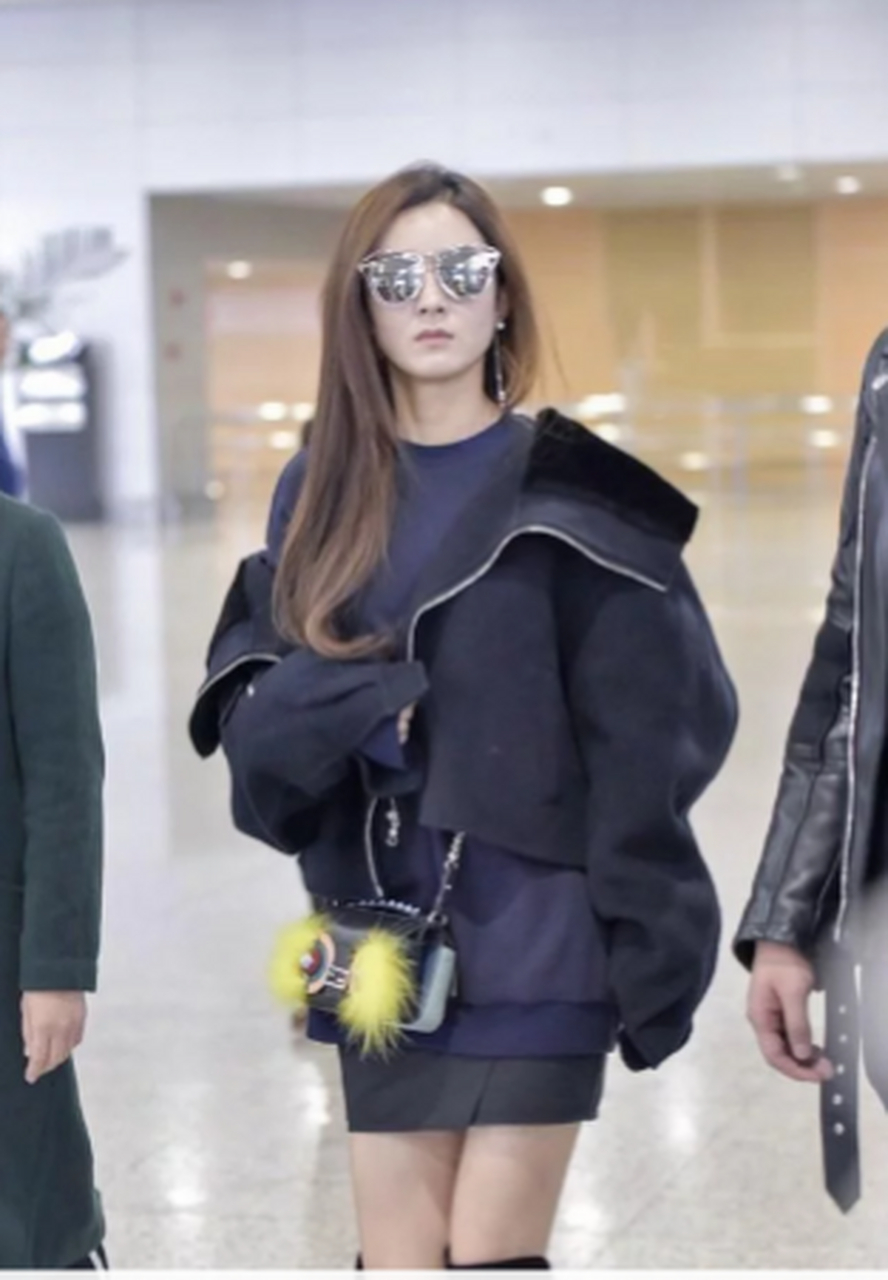 赵丽颖换了风格像换了个人,一身叠穿配长筒靴,辣妈身材不输女团