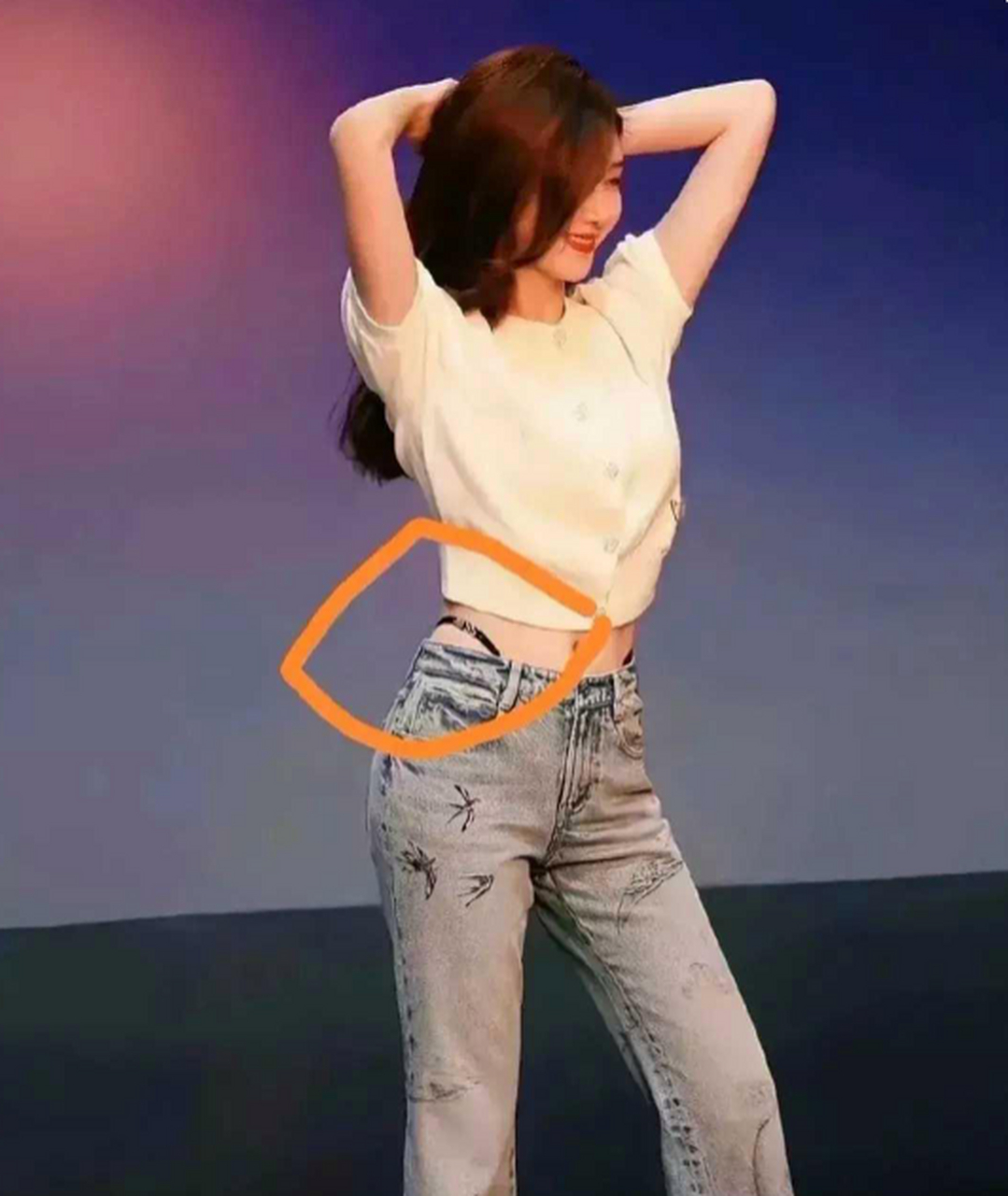 第一,江疏影穿是在拍摄广告,并没有穿上街,也没有和古力娜扎一样掖怂