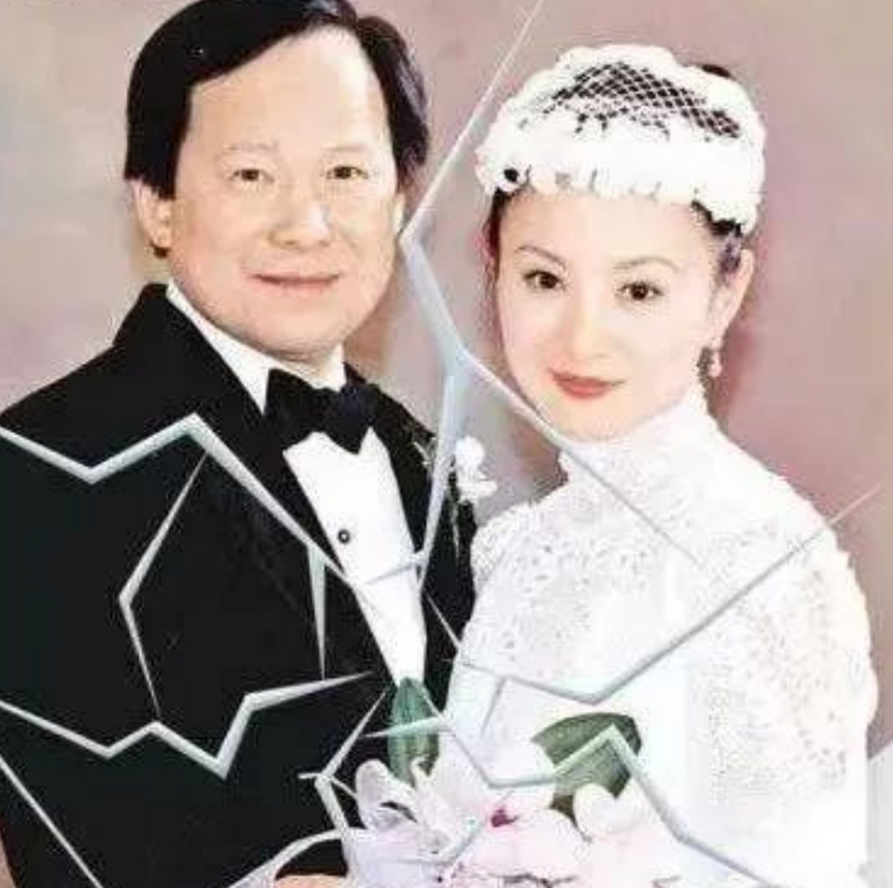 武打女神李赛凤,干儿子半裸藏衣柜 短短6年之后,罗启仁就用一个丑闻将