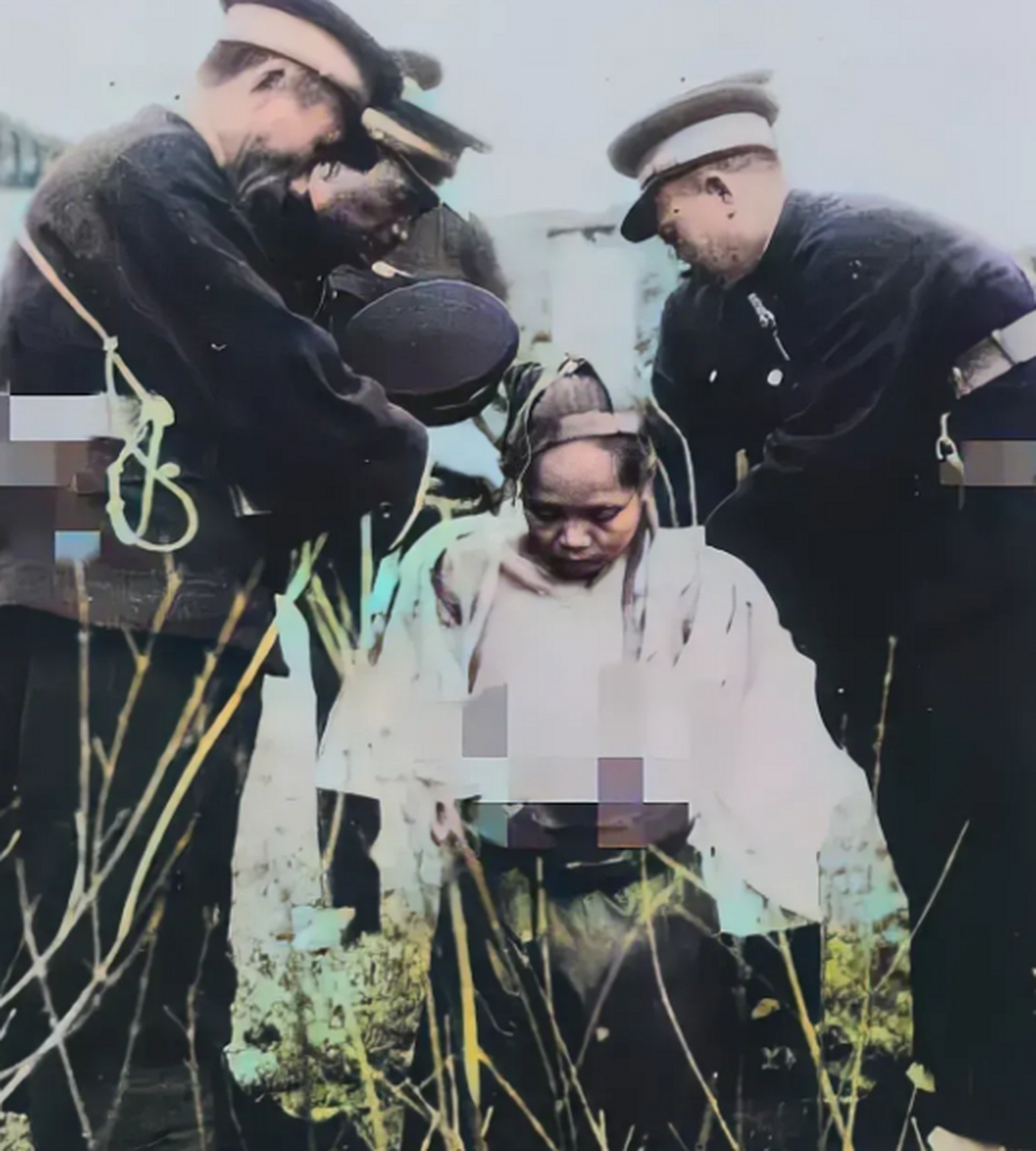 1930年,杭州,一名女囚犯在刑场被处死 留下的两张罕见的老照片,镜头中