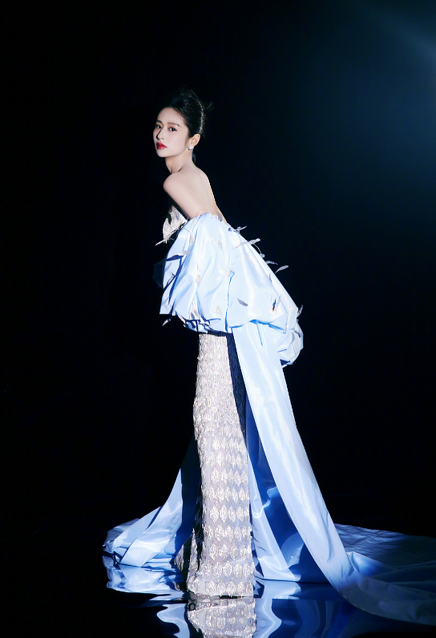 2023爱奇艺尖叫之夜# #颖儿礼服20斤重#   颖儿今天的美人鱼造型,美