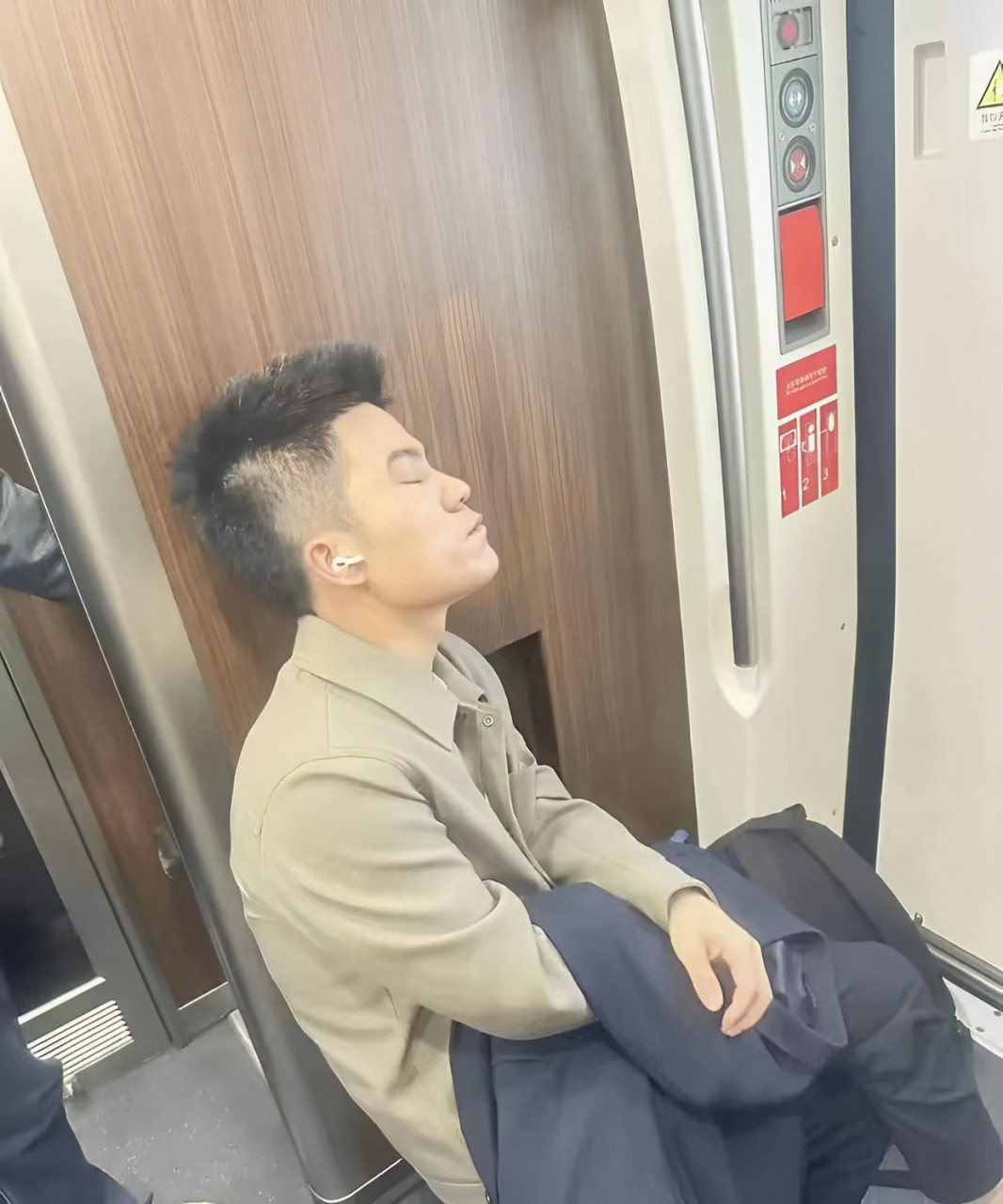 董宇辉坐在高铁的遇无座,不得不闭着眼睛坐在过道上,疲惫不堪的样子