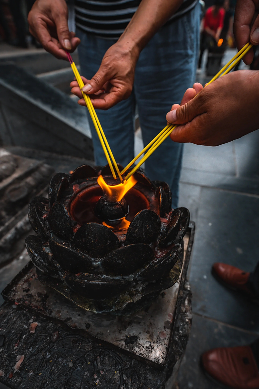 年轻人请香,求的都是一份心安与力量; 香烛象征心香和心光,烧香是从