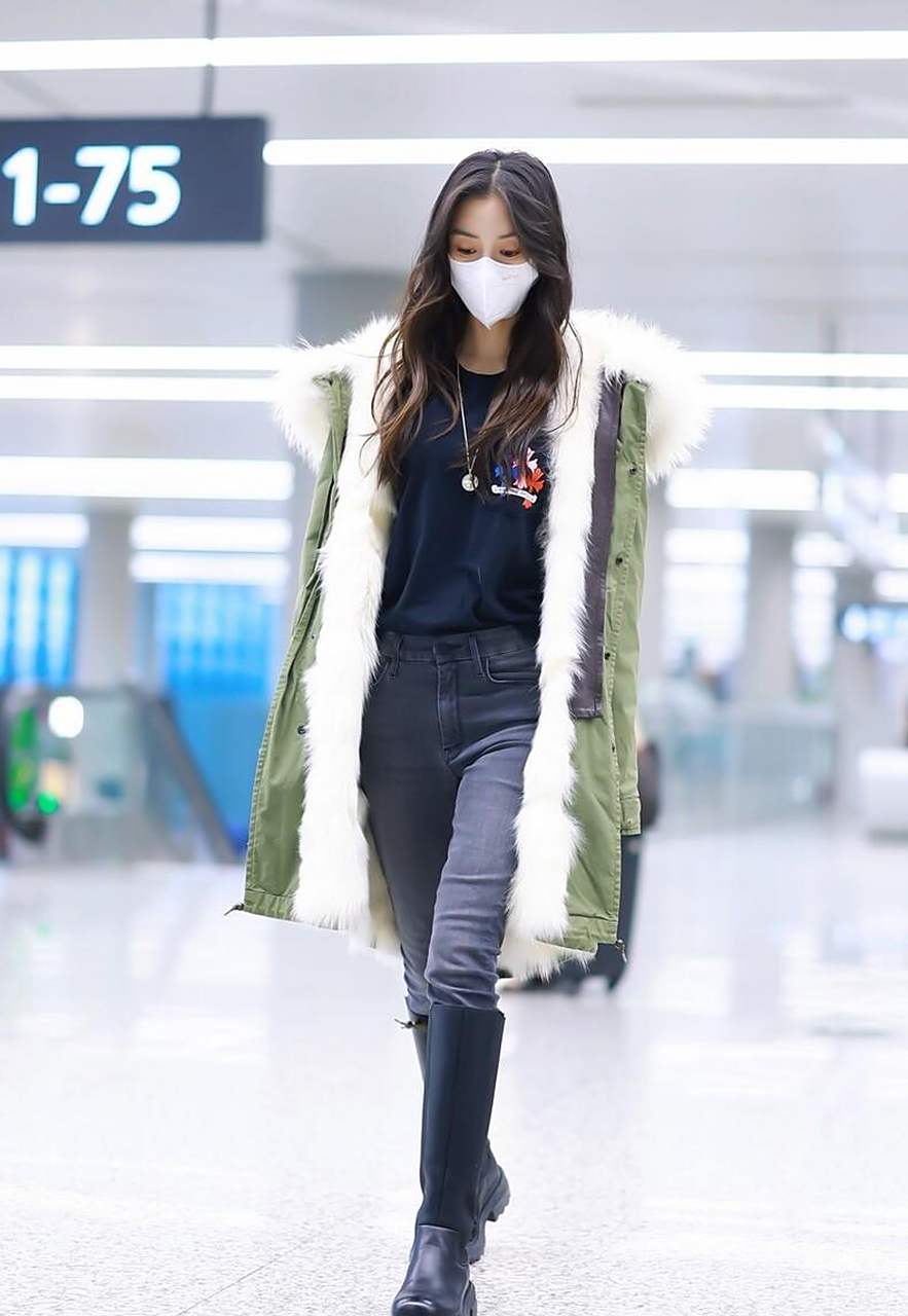 angelababy杨颖机场街拍 军绿色皮草风衣 黑色高筒皮靴休闲时髦