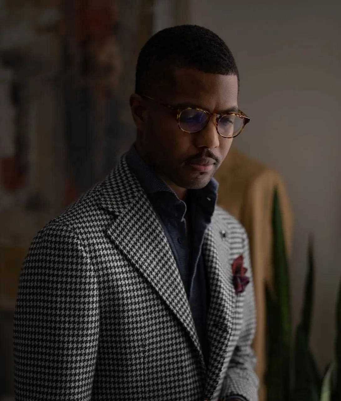 我还挺喜欢这位黑人小哥的穿搭风格的,相比于其他黑色略显浮夸或特别