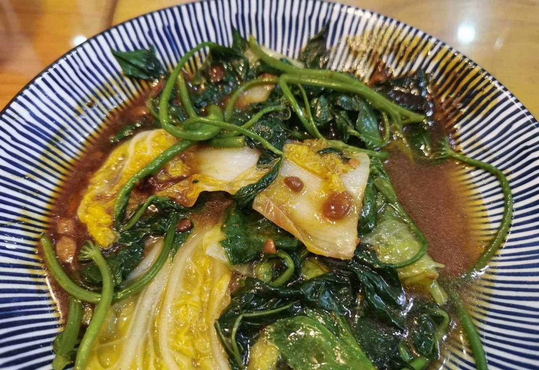 晚餐不想吃饭,就吃墨鱼丸面和烫杂菜.