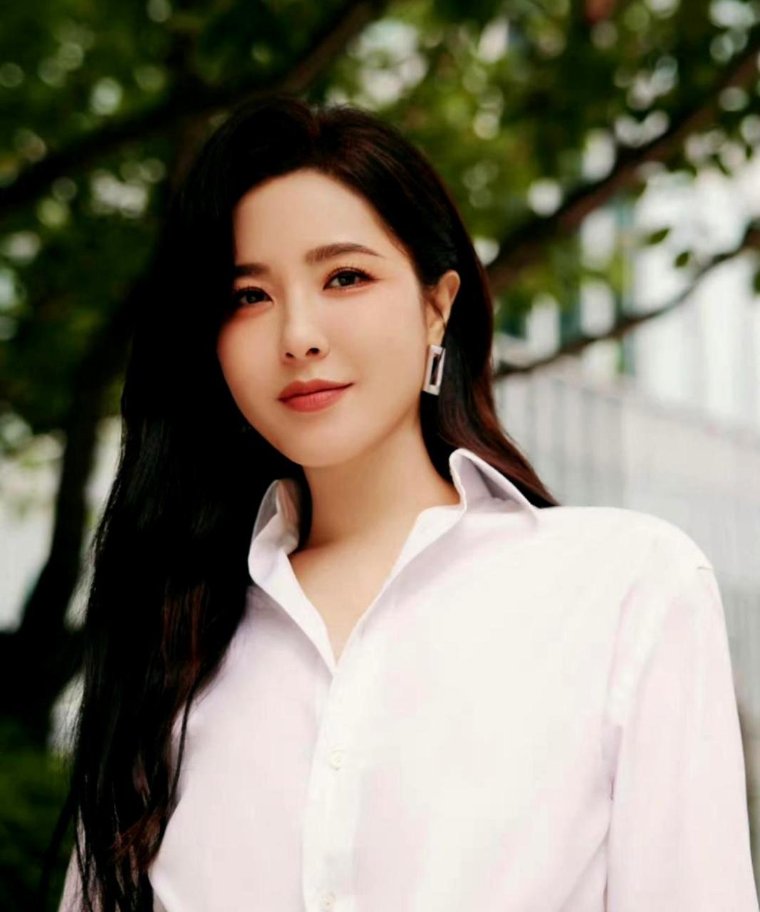 曾黎的生活照让人眼前一亮,她的气质特别好,简约利落的白衬衫搭配橙色