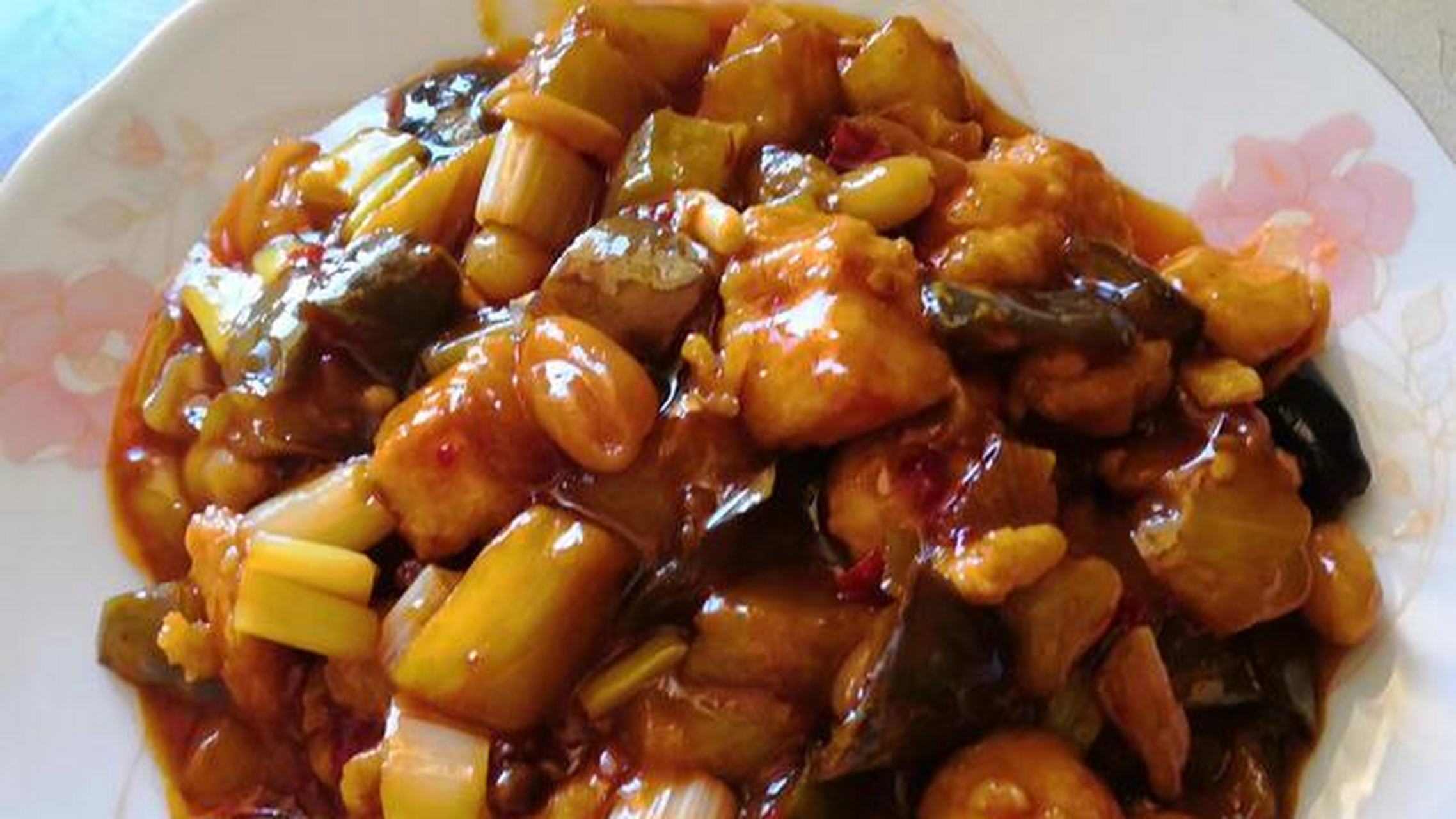 炒至三分钟左右,茄丁颜色微微发黄后关火,将之盛出备用.