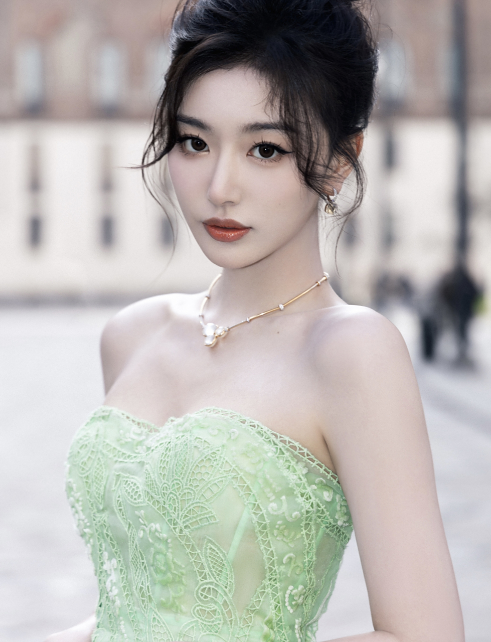 美女演员—孔雪儿湖北潜江姑娘孔雪儿绿色镂空抹胸礼裙的妆扮怎么样